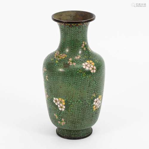 GRÜNE CLOISONNÉVASE MIT BLUMEN.