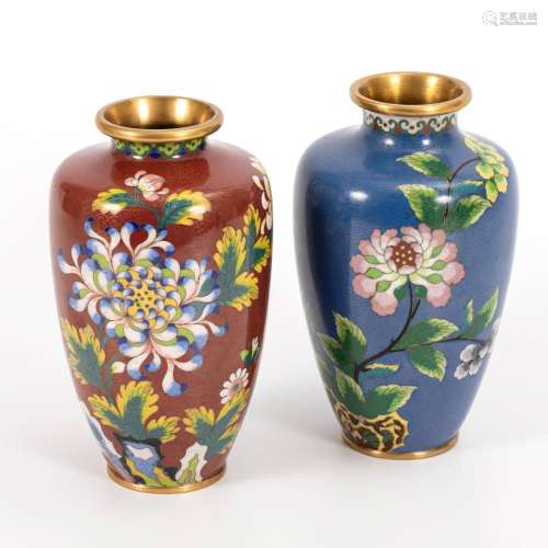 2 CLOISONNÉ VASES IN BROWN AND BLUE.