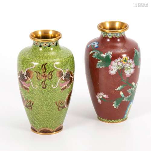 2 SMALL CLOISONNÉ VASES WITH FLOWERS AND DRAGONS.