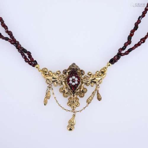 BIEDERMEIER NECKLACE WITH GARNETS.