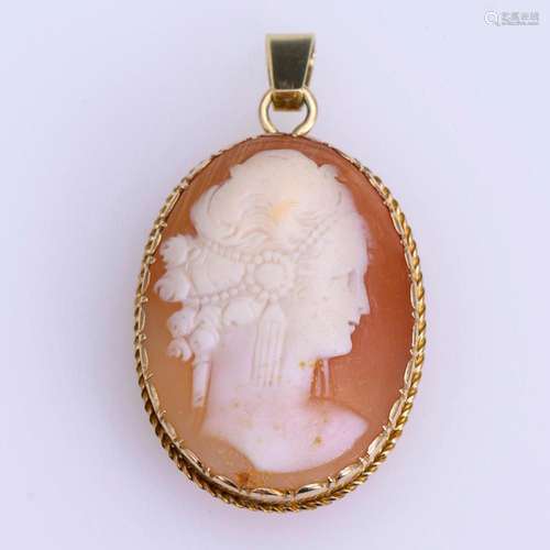 PENDANT WITH SHELL CAMEO.