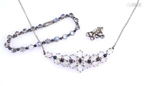 3-PIECE JEWELRY SET WITH MOONSTONES AND SAPPHIRES.