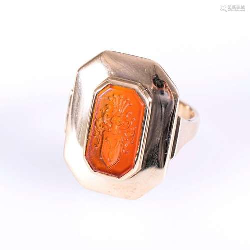 RING WITH CARNELIAN.