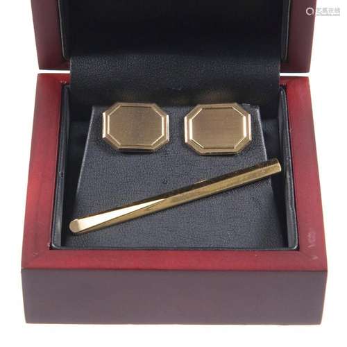 JEWELRY SET: PAIR OF CUFFLINKS, TIE PIN.