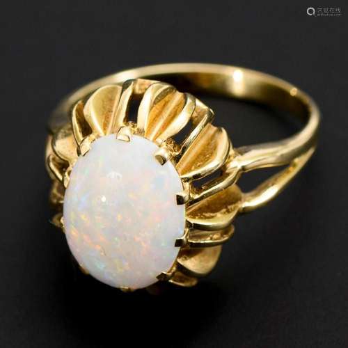 RING WITH WHITE OPAL.