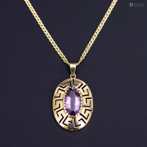 AMETHYST PENDANT ON CHAIN.