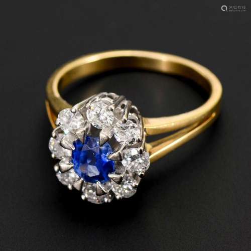 ENTOURAGE RING WITH SAPPHIRE AND DIAMONDS.