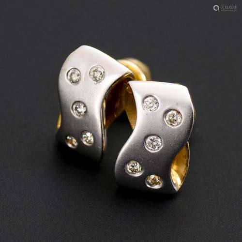 MODERN PAIR OF STUD EARRINGS WITH DIAMONDS.