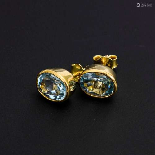 PAIR OF STUD EARRINGS WITH LIGHT BLUE STONES.