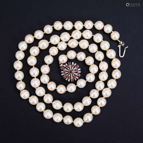 CULTURED PEARL NECKLACE WITH DECORATIVE CLASP.