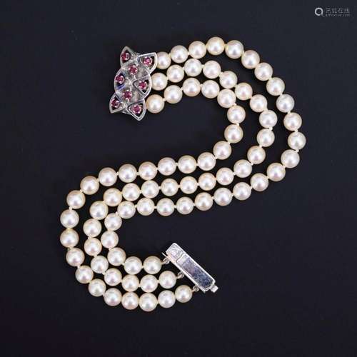 3-ROW CULTURED PEARL BRACELET WITH DECORATIVE CLASP.