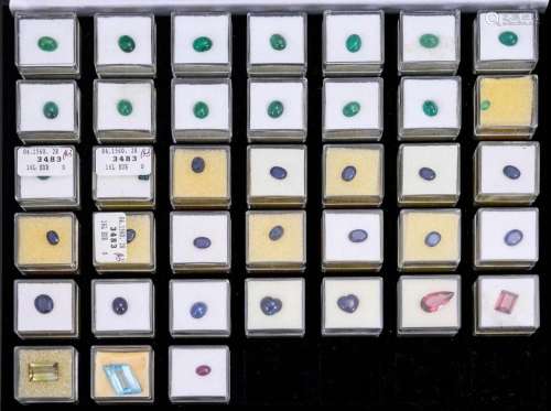 MIXED LOT OF DIFFERENT, UNMOUNTED COLORED STONES IN A CASE.