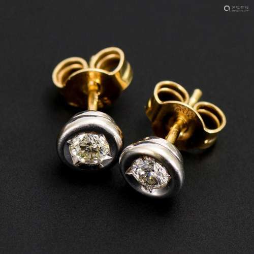 PAIR OF STUD EARRINGS WITH DIAMONDS.