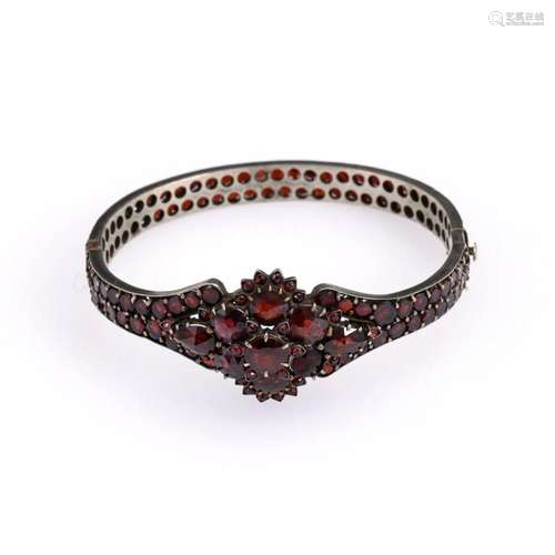 GARNET RING.