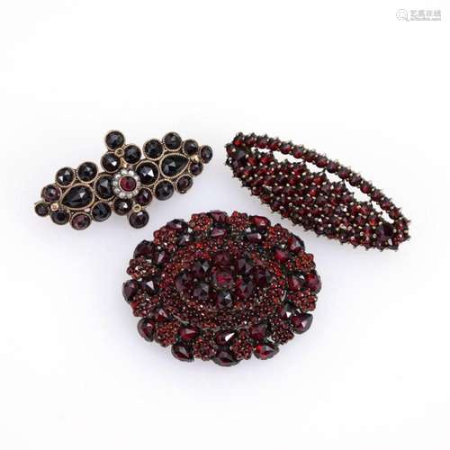 PENDANT/BROOCH AND 2 BROOCHES WITH GARNETS.