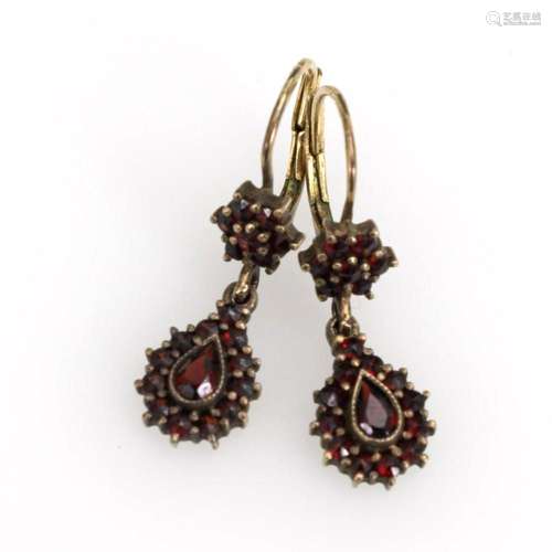 PAIR OF EARRINGS WITH GARNETS.