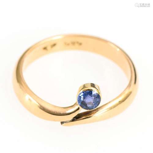 RING WITH SAPPHIRE.