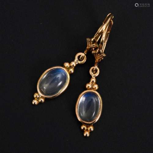 PAIR OF EARRINGS WITH MOONSTONES.