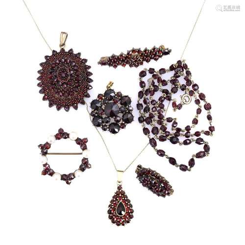 CONVOLUTE GARNET JEWELRY 19TH AND 20TH C.