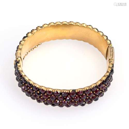 BANGLE WITH GARNETS, AROUND 1900.