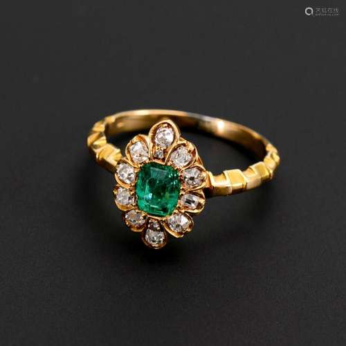 RING WITH EMERALD AND OLD CUT DIAMONDS, AROUND 1900.