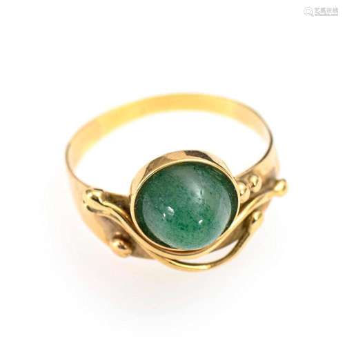 RING WITH GREEN STONE.