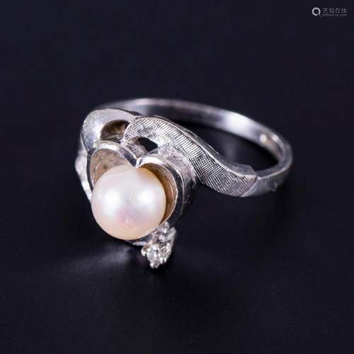 RING WITH CULTURED PEARL AND DIAMOND.