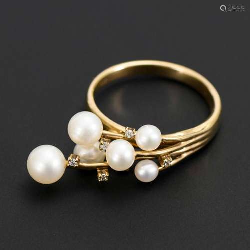 RING WITH CULTURED PEARLS.