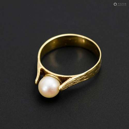 RING WITH CULTURED PEARL.