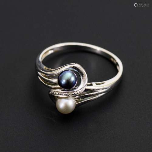 RING WITH CULTURED PEARLS.