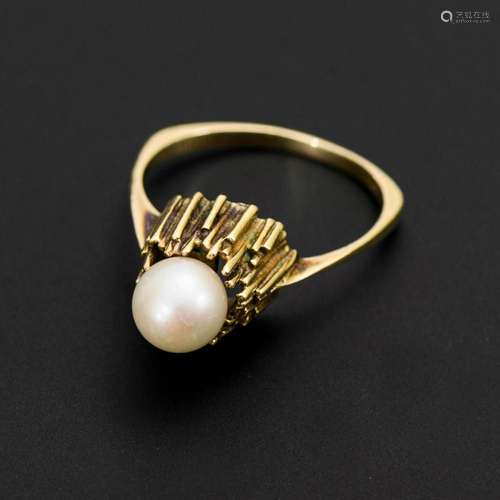 RING WITH CULTURED PEARL.