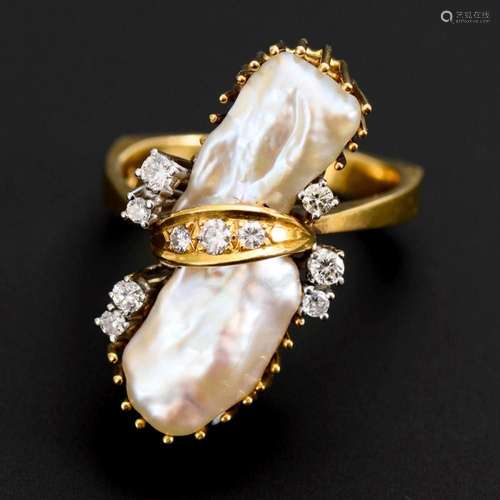 RING WITH CULTURED PEARLS AND DIAMONDS.