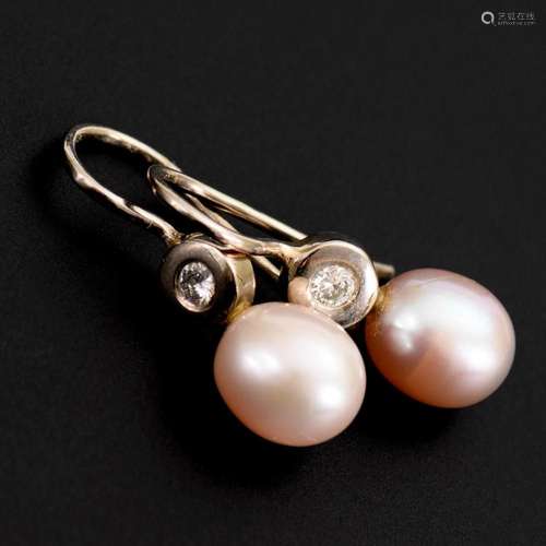 PAIR OF EARRINGS WITH CULTURED PEARLS AND DIAMONDS.