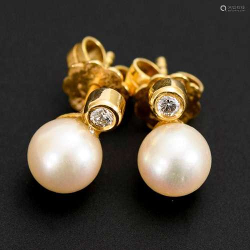 PAIR OF STUD EARRINGS WITH CULTURED PEARLS AND DIAMONDS.