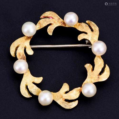 WREATH BROOCH WITH CULTURED PEARLS.