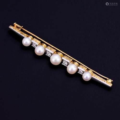 PIN WITH CULTURED PEARLS AND DIAMONDS.