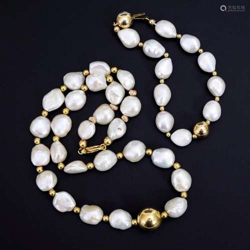 CULTURED PEARL NECKLACE AND BRACELET.