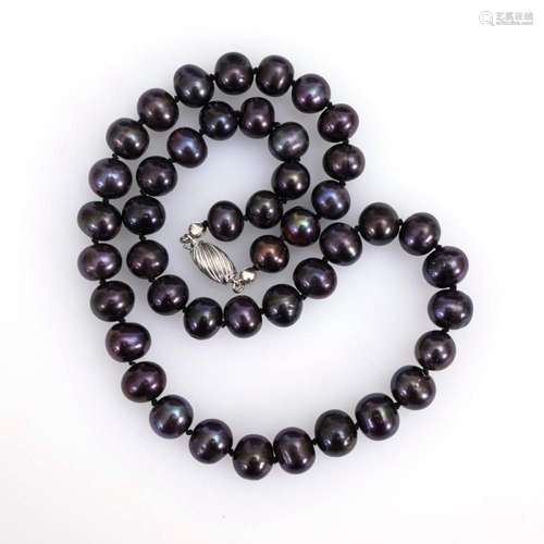 DARK CULTURED PEARL NECKLACE.