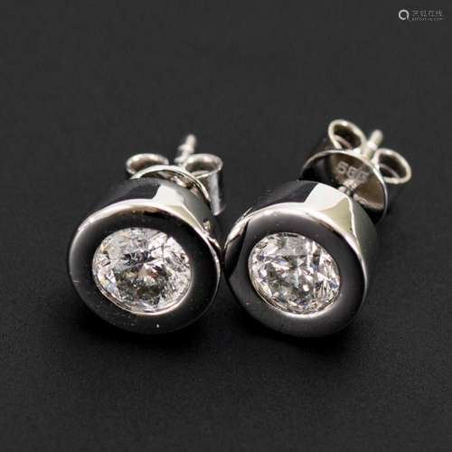 PAIR OF STUD EARRINGS WITH DIAMONDS.