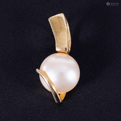 MABÉ PEARL PENDANT.