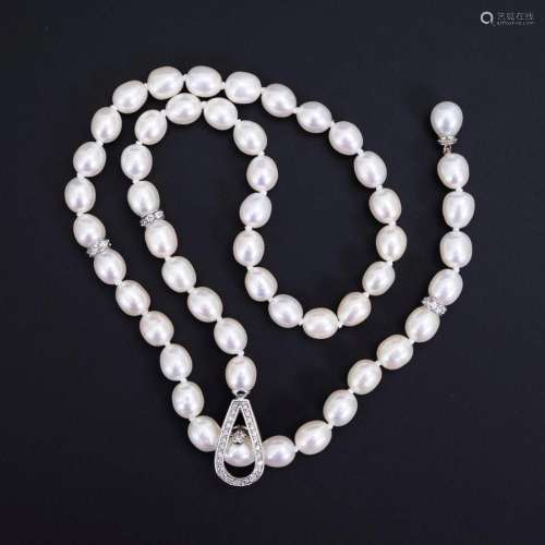 CULTURED PEARL NECKLACE WITH DECORATIVE CLASP.
