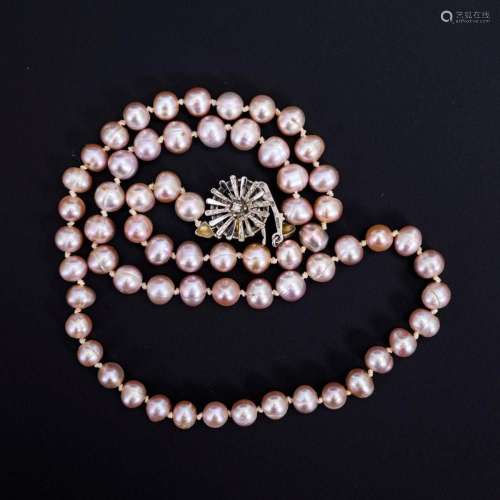 SHORT CULTURED PEARL NECKLACE.
