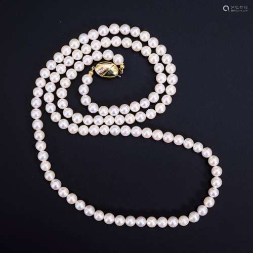 LONG CULTURED PEARL NECKLACE.