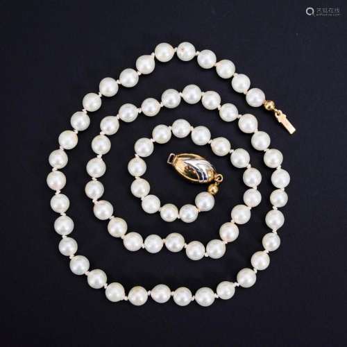 SHORT CULTURED PEARL NECKLACE.