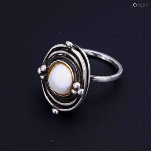 DESIGNER RING WITH AGATE.