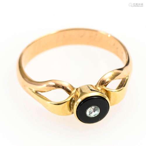RING WITH ONYX.
