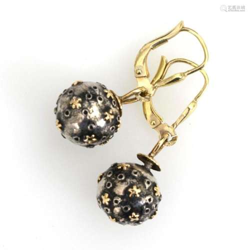 PAIR OF EARRINGS WITH BALL SUSPENSIONS.
