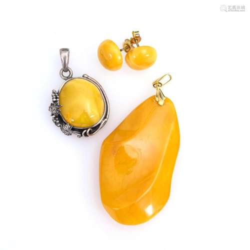 2 PENDANTS AND STUD EARRINGS PAIR OF AMBER.