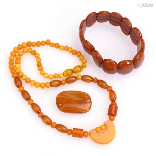 3 PARTS AMBER JEWELRY.