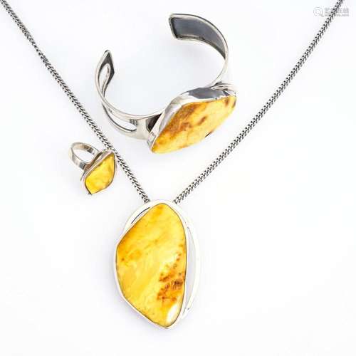 3-PIECE DESIGNER JEWELRY SET WITH AMBER STONES.